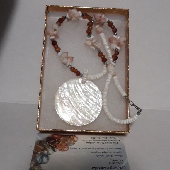 MOTHER Shell With Amber Necklace - Picture 5 of 5